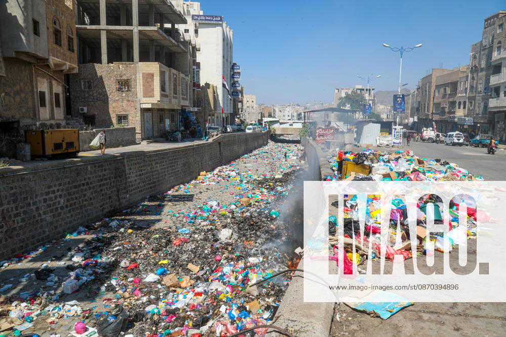 Streets of Taiz fill with waste as fuel supplies are cut off TAIZ, YEMEN - OCTOBER 22: Piles of garbage and waste accumulate are seen on streets in Taiz, Yemen on October 22, 2026. Waste collection activities have almost ground to a halt as Houthi forces launched a counter-offensive against government troops, besieging the strategically located city, blocking roads, and preventing fuel delivery to the region alongside ongoing security issues. Hamza Mustafa Anadolu Taiz Yemen. Editorial use only. Please get in touch for any other usage.