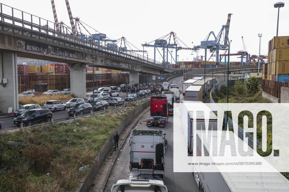 IPA90037889 - HGV drivers are participating in a slow-moving truck convoy through Naples as protests against rising fuel prices and operating costs continue. The vehicles, which had been stationed for days on Via Argine, moved toward the port before returning to their original position, causing major traffic disruptions. The blockade has also prevented fuel tankers from leaving the depot, contributing to shortages of gasoline and diesel at gas stations. Protesters explained their demands to passersby and expressed disappointment with the government’s recently introduced aid decree.