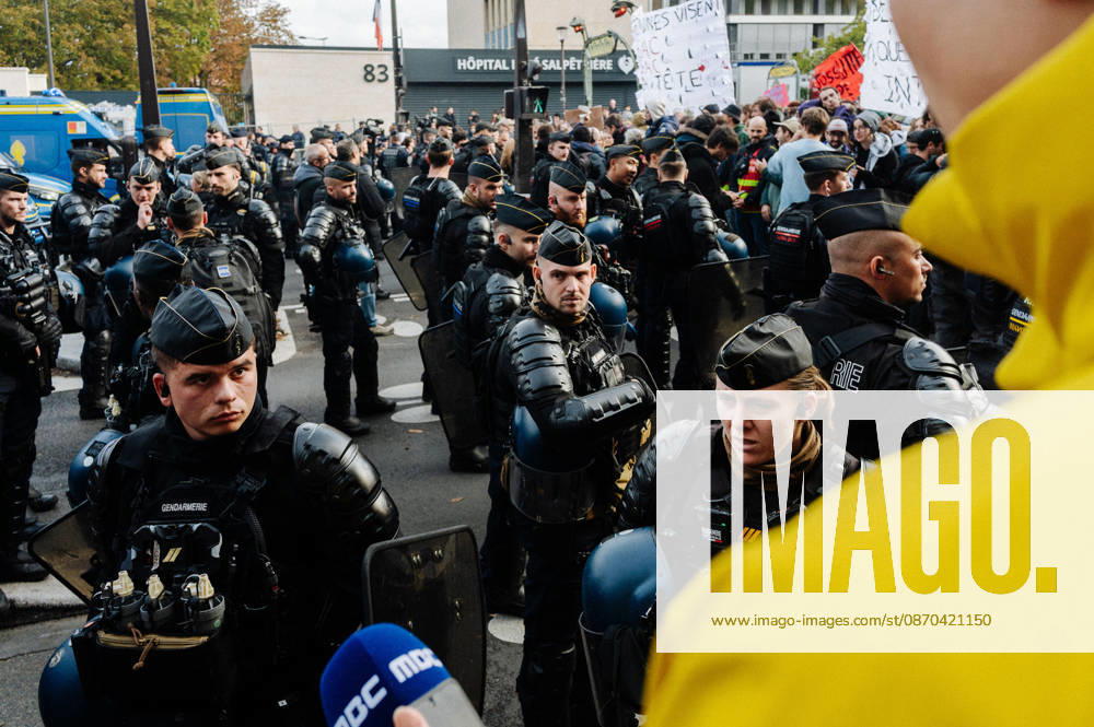 On Thursday, October 22, 2026, the high school and student protest planned in Paris, starting from the PitiÃ -SalpÃªtriere hospital (13th arrondissement), is finally being held as a static gathering. Banned on Wednesday by the Police Prefecture and then authorized by the administrative court, it saw a new prefectural decree cancel the march toward Place de la Bastille. Hundreds of protesters are gathered in front of the hospital, while several metro stations (Place d Italie, Austerlitz, Bastille) have remained closed since 10 a.m. - 22 10 2026 - France Paris Paris - JanxSchmidt-Whitley LexPictorium LePictorium_0344754