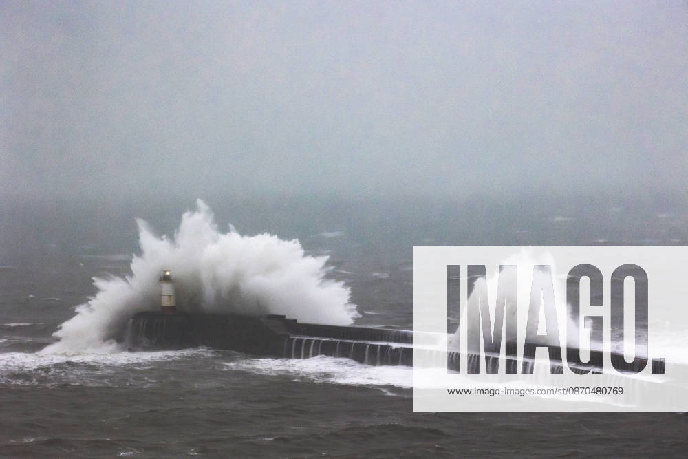 Newhaven, UK. Strong waves crash against Newhaven Breakwater at the entrance to Newhaven Harbour in East Sussex. Storm Austen is expected to bring high tides and strong winds to southern England, with a yellow weather warning in place. Newhaven UK - ZUMAl94_ 20261023_zaf_l94_006