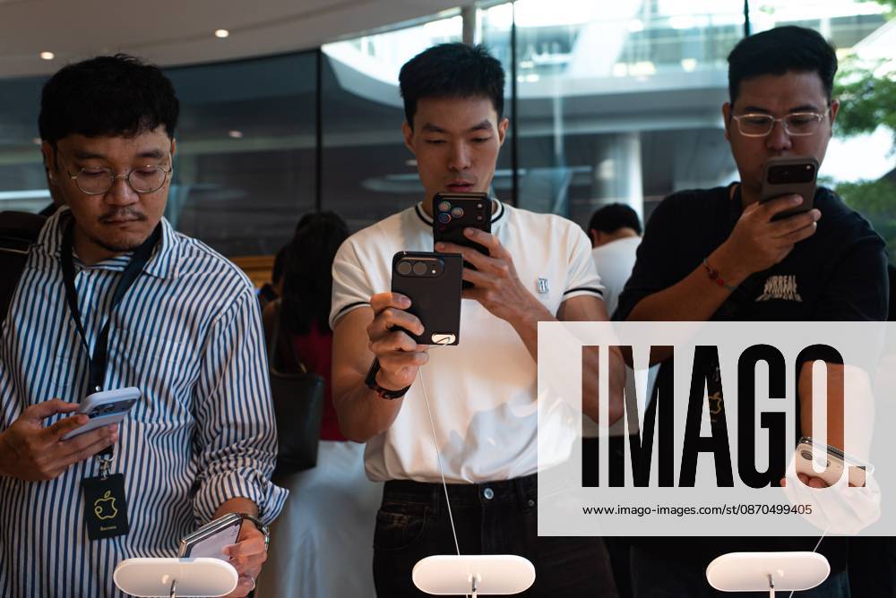 Customers take photo of the new iPhone Duo at an Apple Store..The iPhone Duo, Apple s first foldable phone, was officially launched for purchase at the Apple Store in Bangkok on October 23, 2026. Bangkok Thailand - ZUMAs197 20261023_aaa_s197_002
