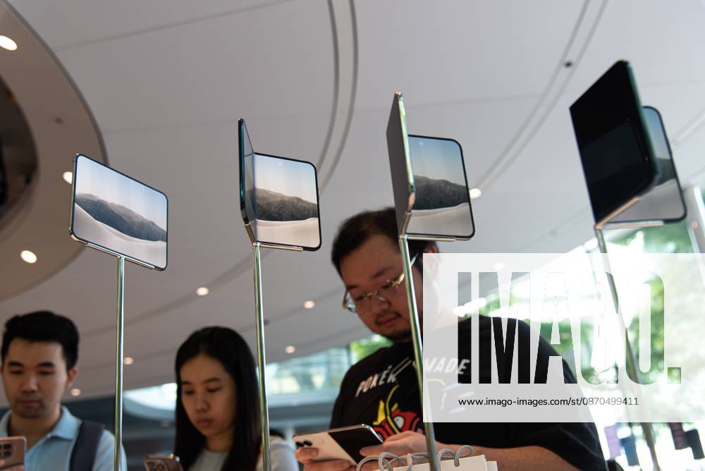 Customers inspect the new iPhone Duo at an Apple Store..The iPhone Duo, Apple s first foldable phone, was officially launched for purchase at the Apple Store in Bangkok on October 23, 2026. Bangkok Thailand - ZUMAs197 20261023_aaa_s197_008