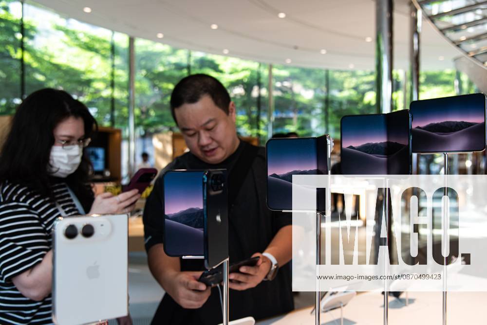 Customers inspect the new iPhone Duo at an Apple Store..The iPhone Duo, Apple s first foldable phone, was officially launched for purchase at the Apple Store in Bangkok on October 23, 2026. Bangkok Thailand - ZUMAs197 20261023_aaa_s197_014