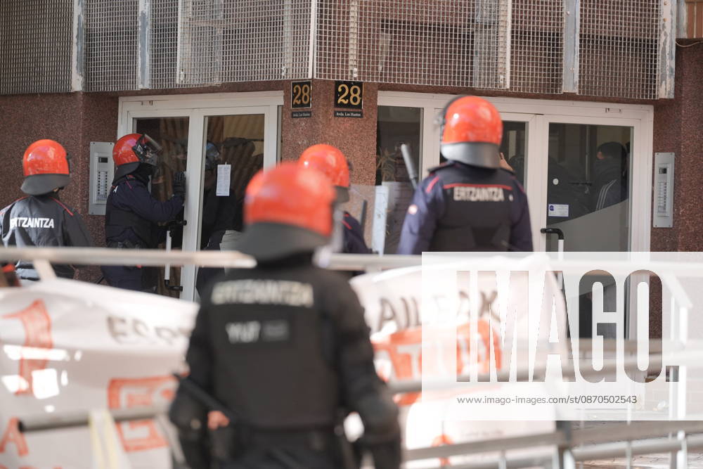 The Gasteiz Housing Union calls for a rally to protest the eviction of a family with six minor children. Ertzaintza officers intervene during a rally to try to prevent an eviction on October 23, 2026, in Vitoria-Gasteiz, Álava, Basque Country, Spain. The Gasteiz Housing Union has organized a rally to try to prevent the eviction of a family with six minor children; the reason for the eviction is the expiration of the rental agreement for the home after years of residence, amid the housing crisis and without the family having been provided with alternative housing by the authorities. October 23, 2026, in Vitoria-Gasteiz, Álava, Basque Country, Spain