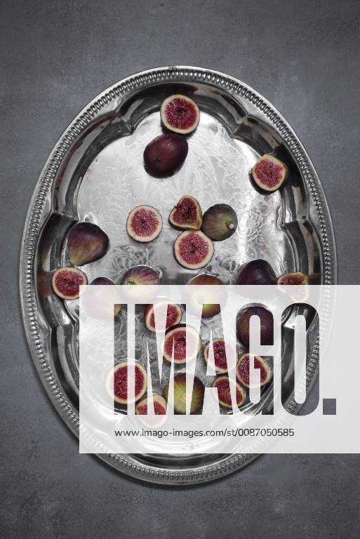 Fresh organic figs on silver tray CZF00332