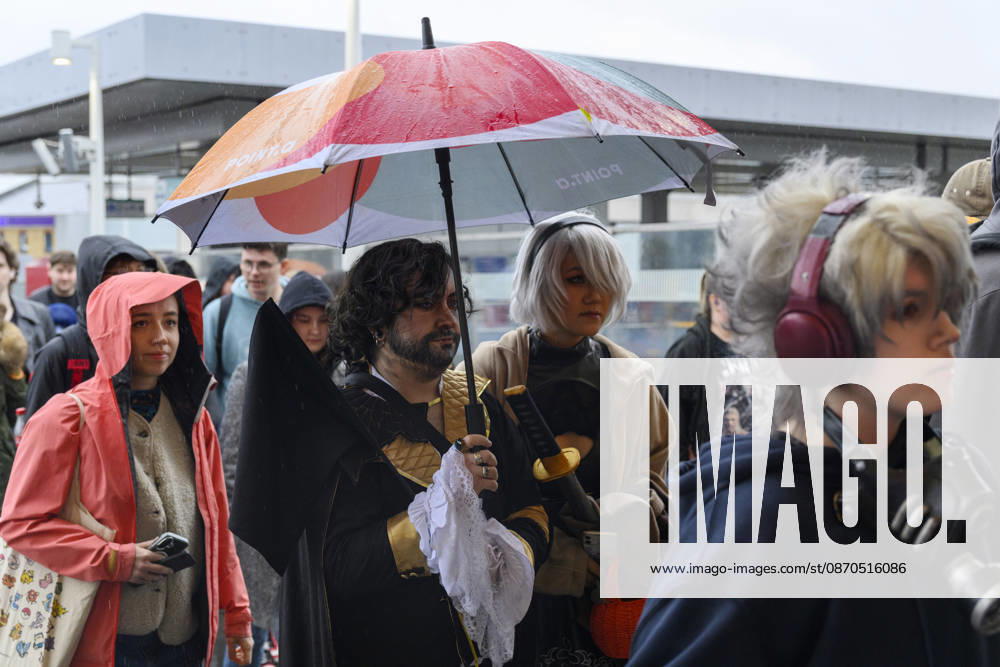 London, UK. Visitors dressed as characters arrive at the London MCM Comic Con held at the Excel venue. The event is the UK s largest pop culture fan convention, celebrating comic books, movies, TV shows, anime, manga, video games, sci-fi, and fantasy. London UK - ZUMAl94_ 20261023_zaf_l94_088