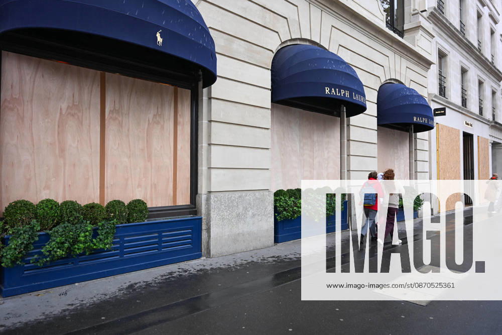Stores Prepare for Demonstration - Paris Shopkeepers install wooden boards to barricade their shop windows in preparation for demonstration in Paris, France, on October 23, 2026. Photo by Ammar Abd Rabbo ABACAPRESS.COM Paris France