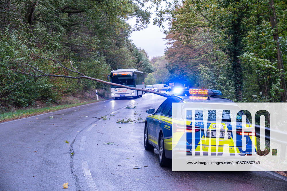 Sturmtief sorgt für gefährliche Lage im Südwesten: Zahlreiche sturmbedingten Einsätze der Feuerwehr in Baden-Baden - Regenrinne löst sich im Sturm und droht von Wohnhaus auf Fahrbahn zu stürzen - Sturmböen mit bis zu 80 km h sorgen für zahlreiche w Der Herbststurm Luise hat am Freitagnachmittag im Südwesten an Fahrt aufgenommen und auch Baden-Baden getroffen. Dort wurden Sturmböen von bis zu 80 km h gemessen. Die Feuerwehr war bei zahlreichen Einsätzen gefordert: Unter anderem stürzten Bäume um, zudem drohte an einem Mehrfamilienhaus eine Regenrinne, sich vollständig zu lösen und auf die Fahrbahn zu fallen. Die Feuerwehr rückte mit einer Drehleiter an, um die Gefahr zu beseitigen. In der Rotenbachtalstraße in Baden-Ba