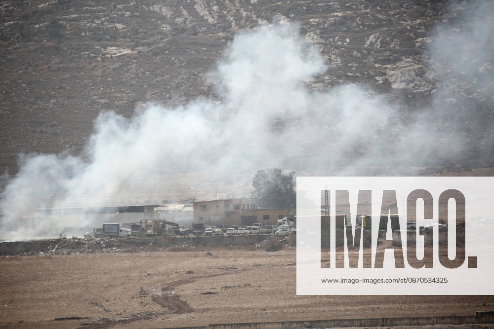 Israeli soldiers fire tear gas toward Palestinian vehicles at a checkpoint near the city of Nablus in the West Bank. The Israeli military imposed a security cordon around all areas under the control of the Palestinian Authority—led by Mahmoud Abbas—following a shooting incident near the city of Hebron. This comes after Israeli Prime Minister Benjamin Netanyahu ordered a full security lockdown across the West Bank and the city of Hebron. Nablus Palestine - ZUMAs197 20261023_aaa_s197_065