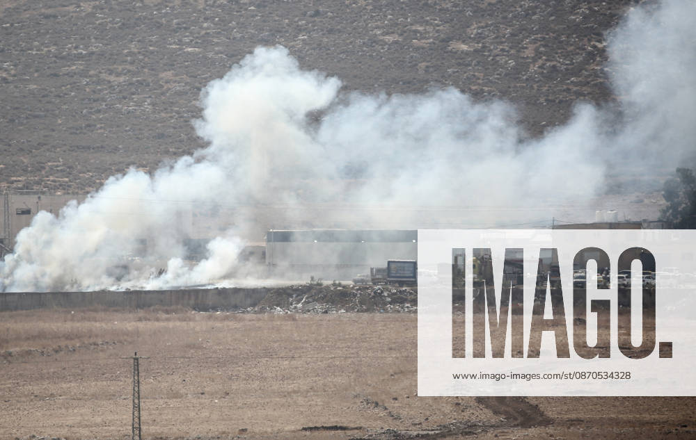 Israeli soldiers fire tear gas toward Palestinian vehicles at a checkpoint near the city of Nablus in the West Bank. The Israeli military imposed a security cordon around all areas under the control of the Palestinian Authority—led by Mahmoud Abbas—following a shooting incident near the city of Hebron. This comes after Israeli Prime Minister Benjamin Netanyahu ordered a full security lockdown across the West Bank and the city of Hebron. Nablus Palestine - ZUMAs197 20261023_aaa_s197_068