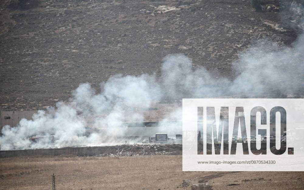 Israeli soldiers fire tear gas toward Palestinian vehicles at a checkpoint near the city of Nablus in the West Bank. The Israeli military imposed a security cordon around all areas under the control of the Palestinian Authority—led by Mahmoud Abbas—following a shooting incident near the city of Hebron. This comes after Israeli Prime Minister Benjamin Netanyahu ordered a full security lockdown across the West Bank and the city of Hebron. Nablus Palestine - ZUMAs197 20261023_aaa_s197_066