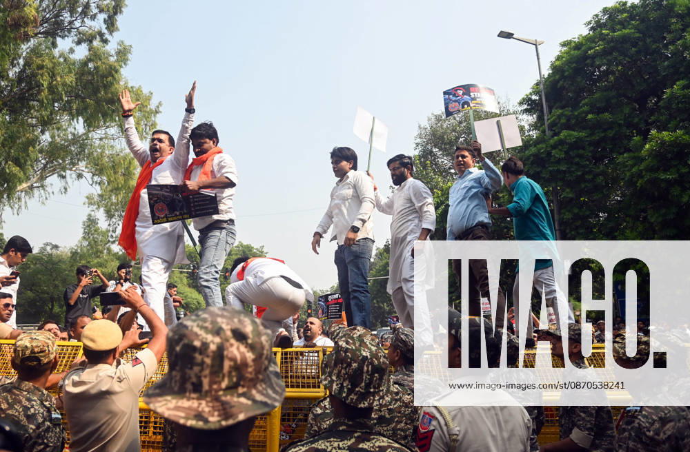 Swadeshi Jagaran Manch Members And Supporters Stage A Protest Against Starlink in New Delhi New Delhi, Oct 23 (ANI): Protesters hold a placard and raise a slogan during a protest staged by Swadeshi Jagaran Manch members and supporters against Tesla CEO Elon Musk s satellite-based internet service, Starlink, along with security personnel deployed, in New Delhi on Friday. NEW DELHI Delhi India