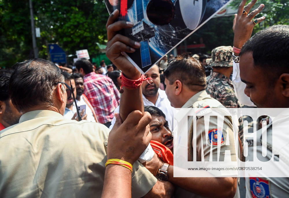 Swadeshi Jagaran Manch Members And Supporters Stage A Protest Against Starlink in New Delhi New Delhi, Oct 23 (ANI): Police try to stop protesters during a protest staged by Swadeshi Jagaran Manch members and supporters against Tesla CEO Elon Musk s satellite-based internet service, Starlink, in New Delhi on Friday. NEW DELHI Delhi India