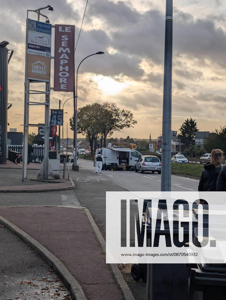 Police Investigate a Suspected Terrorist Shooting in Trappes and La Verrière - France CORRECTION CAPTION - Police officers and forensic experts examine the suspect s vehicle outside a bar-tabac along the N10 highway during detailed site investigations following a shooting that originated in Trappes and La Verrière. The attack left one man dead and four others injured, including a critically wounded 12-year-old girl, before the gunman was apprehended in Coignières. Coignières, France, October 23, 2026. Photo by ABACAPRESS.COM Coignieres Ile-de-France France