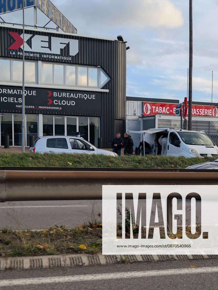 Police Investigate a Suspected Terrorist Shooting in Trappes and La Verrière - France CORRECTION CAPTION - Police officers and forensic experts examine the suspect s vehicle outside a bar-tabac along the N10 highway during detailed site investigations following a shooting that originated in Trappes and La Verrière. The attack left one man dead and four others injured, including a critically wounded 12-year-old girl, before the gunman was apprehended in Coignières. Coignières, France, October 23, 2026. Photo by ABACAPRESS.COM Coignieres Ile-de-France France