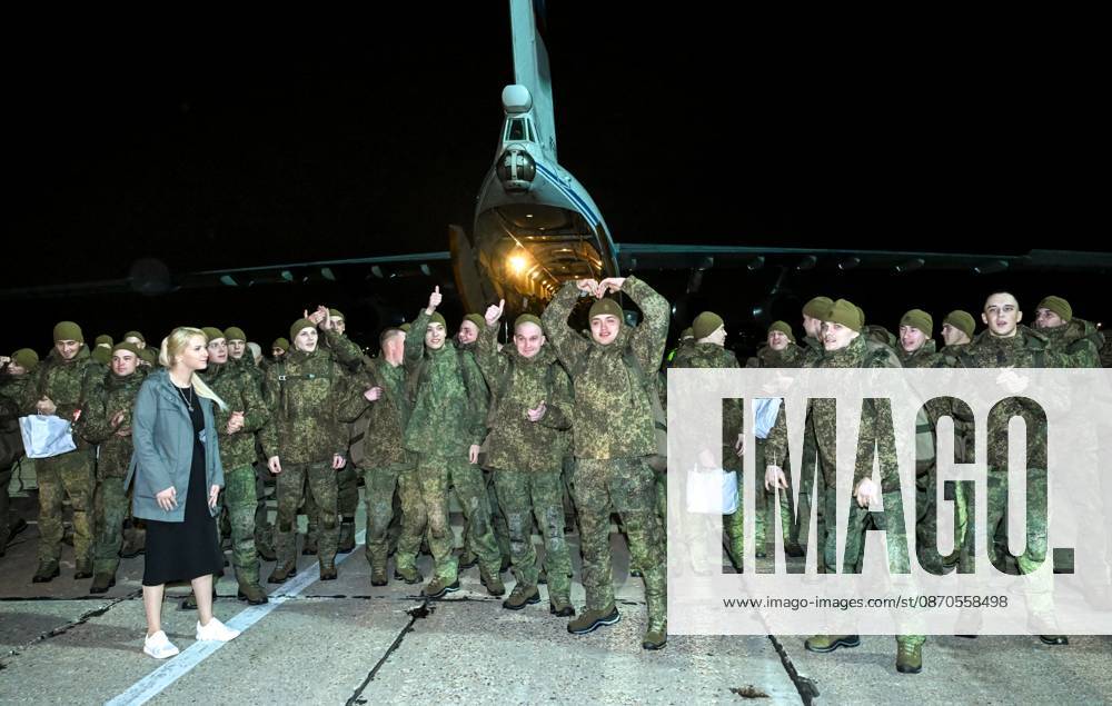 Belarus Russia Ukraine Military Operation POWs Exchange 9271471 23.10.2026 Russian prisoners of war, released from Ukrainian captivity amid Russia s military operation in Ukraine, accompanied by Russian Human Rights Commissioner Yana Lantratova, react upon arrival at an airfield in Moscow region, Russia. Russia and Ukraine on October 23 completed a swap of 270 prisoners of war each. Ilya Pitalev Sputnik Moscow region Russia