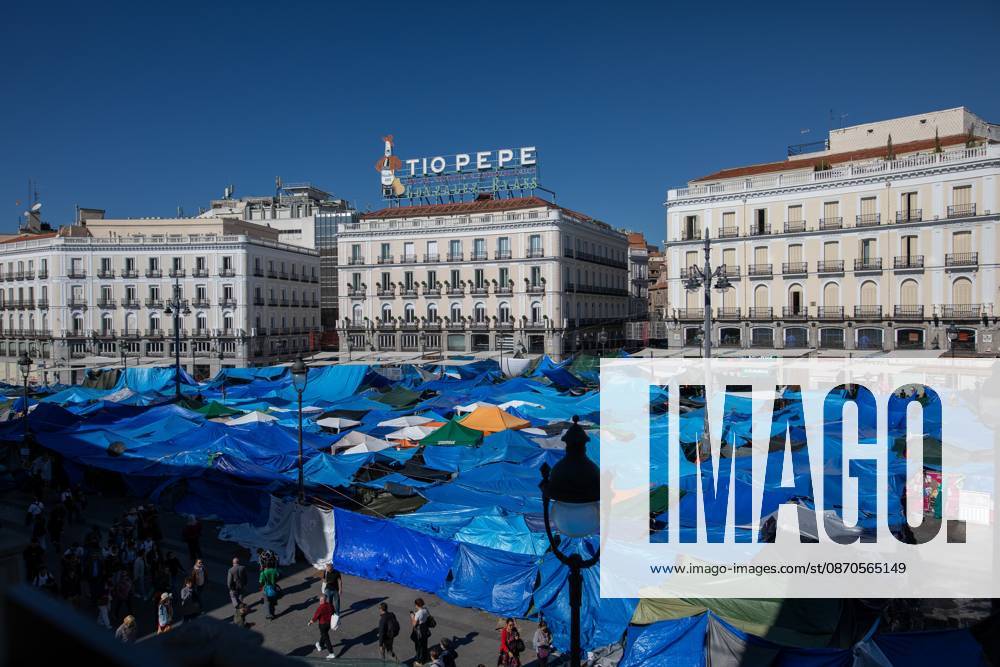 General view of the tents set up at Puerta del Sol..Tents remain set up by housing rights activists, who organized the occupation of the square in response to the eviction of MaricarmenÃ¢â‚¬a woman in her eightiesÃ¢â‚¬from her home, carried out by a real estate investment fund. Madrid Spain - ZUMAs197 20261023_aaa_s197_152
