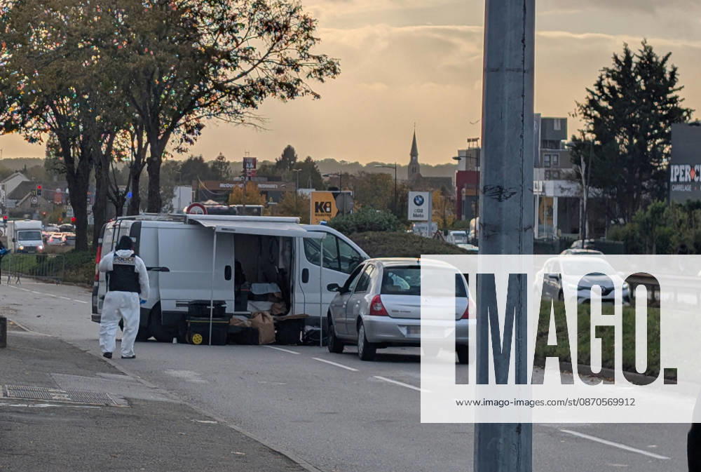 Police Investigate a Suspected Terrorist Shooting in Trappes and La Verrière - France Police officers and forensic experts examine the suspect s vehicle outside a bar-tabac along the N10 highway during detailed site investigations following a shooting that originated in Trappes and La Verrière. The attack left one man dead and four others injured, including a critically wounded 12-year-old girl, before the gunman was apprehended in Coignières. Coignières, France, October 23, 2026. Photo by ABACAPRESS.COM Coignieres Ile-de-France France