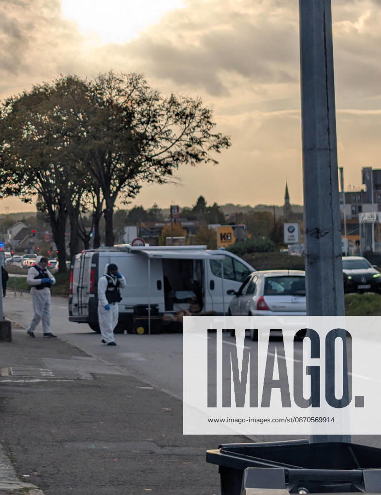 Police Investigate a Suspected Terrorist Shooting in Trappes and La Verrière - France Police officers and forensic experts examine the suspect s vehicle outside a bar-tabac along the N10 highway during detailed site investigations following a shooting that originated in Trappes and La Verrière. The attack left one man dead and four others injured, including a critically wounded 12-year-old girl, before the gunman was apprehended in Coignières. Coignières, France, October 23, 2026. Photo by ABACAPRESS.COM Coignieres Ile-de-France France