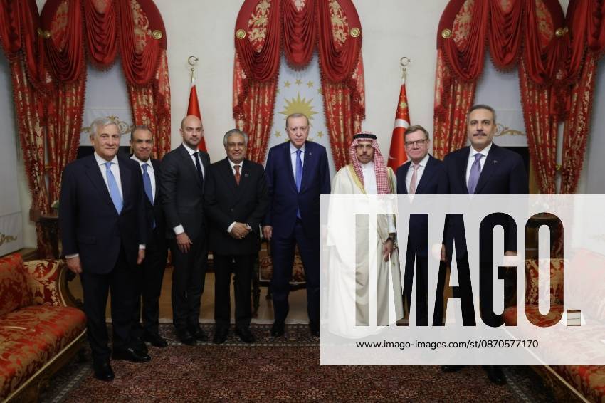 Turkish President Erdogan Receives R4+E3 Foreign Ministers in Istanbul Turkish President Recep Tayyip Erdogan receives foreign ministers from Turkey, Egypt, Pakistan and Saudi Arabia, alongside their counterparts from Germany, France and Italy, at the Presidential Office in Dolmabahce Palace in Istanbul, Turkey, on October 23, 2026. The reception takes place on the sidelines of the R4+E3 foreign ministers meeting, which addresses regional and international issues, including the Israeli-Palestinian conflict and efforts to strengthen diplomatic initiatives aimed at promoting peace and stability. Photo by Turkish presidency apaimages Istanbul Istanbul Turkey 231026_Turkey_TPO_00(9)
