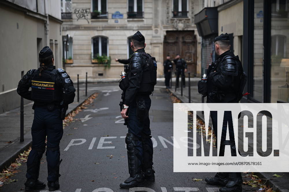 French police conduct security and identity checks in Paris ahead of protests PARIS, FRANCE - OCTOBER 24: French police officers take security measures as commercial establishments, bank branches, and luxury boutiques in central Paris are seen securing their storefronts with wooden protective panels and metal barricades in central Paris, France on Saturday, October 24, 2026. Due to planned demonstrations across the country, security forces have heightened their state of alert in major squares throughout Paris, established perimeter checkpoints, and increased police patrols. Mouneb Taim Anadolu Paris France. Editorial use only. Please get in touch for any other usage.