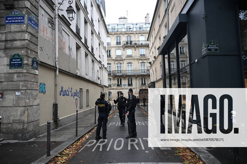 French police conduct security and identity checks in Paris ahead of protests PARIS, FRANCE - OCTOBER 24: French police officers take security measures as commercial establishments, bank branches, and luxury boutiques in central Paris are seen securing their storefronts with wooden protective panels and metal barricades in central Paris, France on Saturday, October 24, 2026. Due to planned demonstrations across the country, security forces have heightened their state of alert in major squares throughout Paris, established perimeter checkpoints, and increased police patrols. Mouneb Taim Anadolu Paris France. Editorial use only. Please get in touch for any other usage.