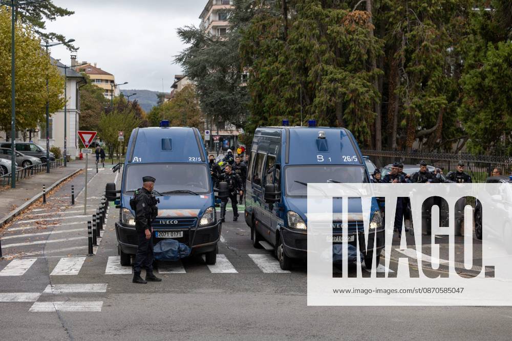 YELLOW VESTS ACT II ANNECY PHOTOPQR LE DAUPHINE Tom PHAM VAN SUU Annecy Oct. 24, 2026 In Annecy, Haute-Savoie, October 24, 2026: Day of mobilization for the Yellow Vests in Annecy. In our photo: Security measures in front of the prefecture. Photo by Tom Pham Van Suu, Le Dauphiné Libéré, France, Oct. 24, 2026. Another day of protests this Saturday, and amid fears of renewed violence and looting, restrictions on freedom of movement and assembly have multiplied, drawing sharp criticism from civil liberties groups. Annecy, Haute-Savoie, Rhône-Alpes, France