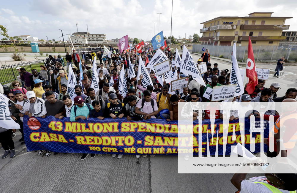 IPA90126129 - Castelvolturno: The church and local institutions led the peaceful march of 10,000 people according to police figures, though organizers claim there were nearly 20,000 participants to protest the opening of the CPRs (centers for repatriation), which are administrative detention facilities.