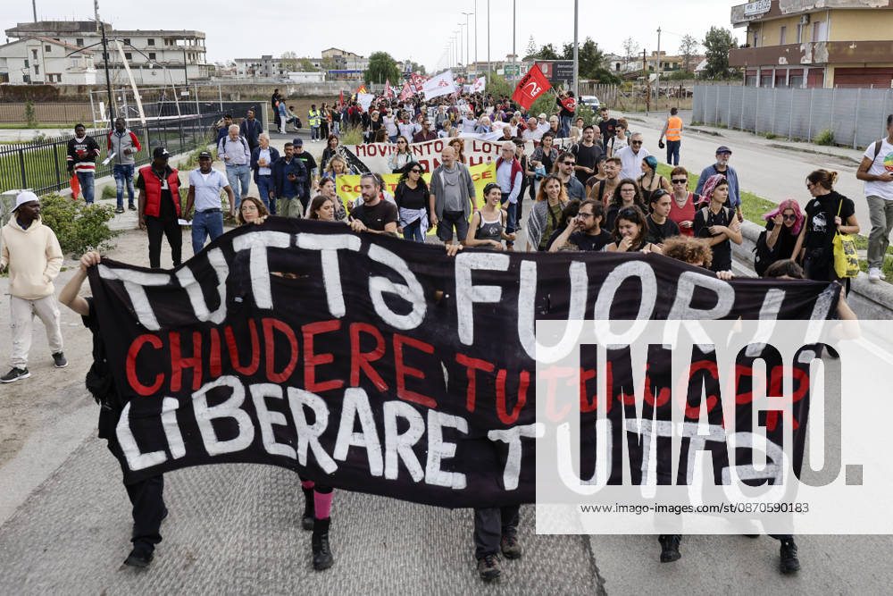 IPA90126132 - Castelvolturno: The church and local institutions led the peaceful march of 10,000 people according to police figures, though organizers claim there were nearly 20,000 participants to protest the opening of the CPRs (centers for repatriation), which are administrative detention facilities.