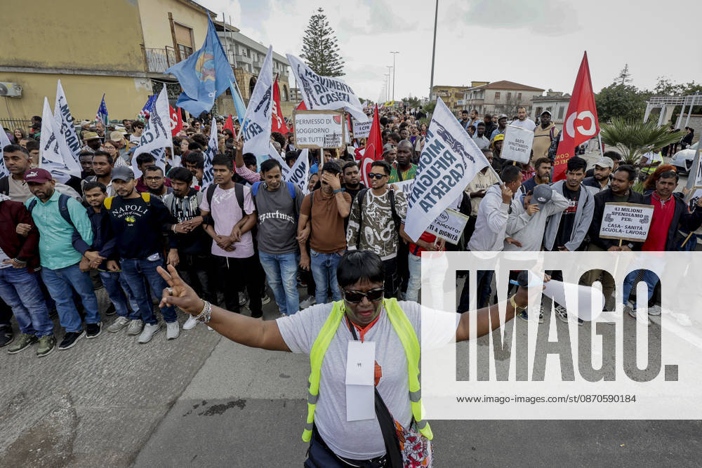 IPA90126134 - Castelvolturno: The church and local institutions led the peaceful march of 10,000 people according to police figures, though organizers claim there were nearly 20,000 participants to protest the opening of the CPRs (centers for repatriation), which are administrative detention facilities.