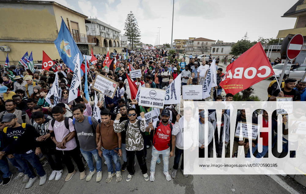 IPA90126137 - Castelvolturno: The church and local institutions led the peaceful march of 10,000 people according to police figures, though organizers claim there were nearly 20,000 participants to protest the opening of the CPRs (centers for repatriation), which are administrative detention facilities.