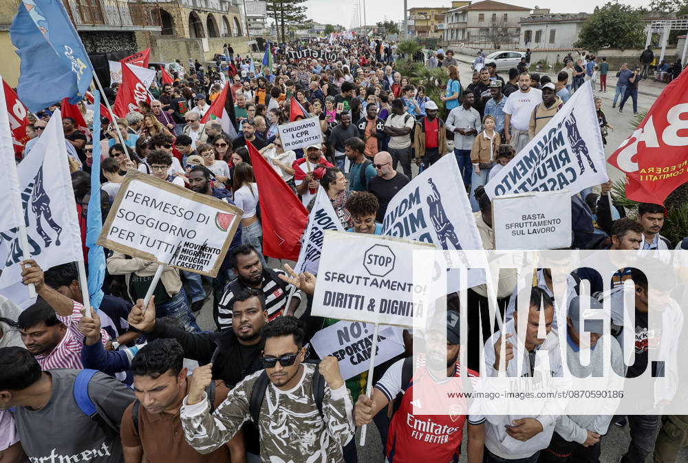 IPA90126139 - Castelvolturno: The church and local institutions led the peaceful march of 10,000 people according to police figures, though organizers claim there were nearly 20,000 participants to protest the opening of the CPRs (centers for repatriation), which are administrative detention facilities.