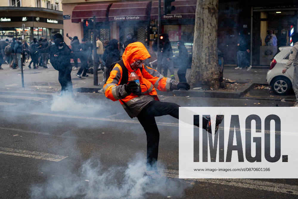 Protest against the high cost of living in Lyon on October 24, 2026 Nicolas Liponne MAXPPP Lyon 10 24 2026 A person pushes back a tear gas canister during a day of protests against the high cost of living in Lyon, October 24, 2026. Protests had been banned in part of the city center following the riots on October 17. A person pushes back a tear gas canister during a protest against the high cost of living in Lyon on October 24, 2026. Protests had been banned in part of the city center following the riots on October 17. France, Oct. 24, 2026. Another day of protests this Saturday, and amid fears of renewed violence and looting, restrictions on freedom of movement and assembly have multiplied, drawing sharp criticism from civil liberties gro