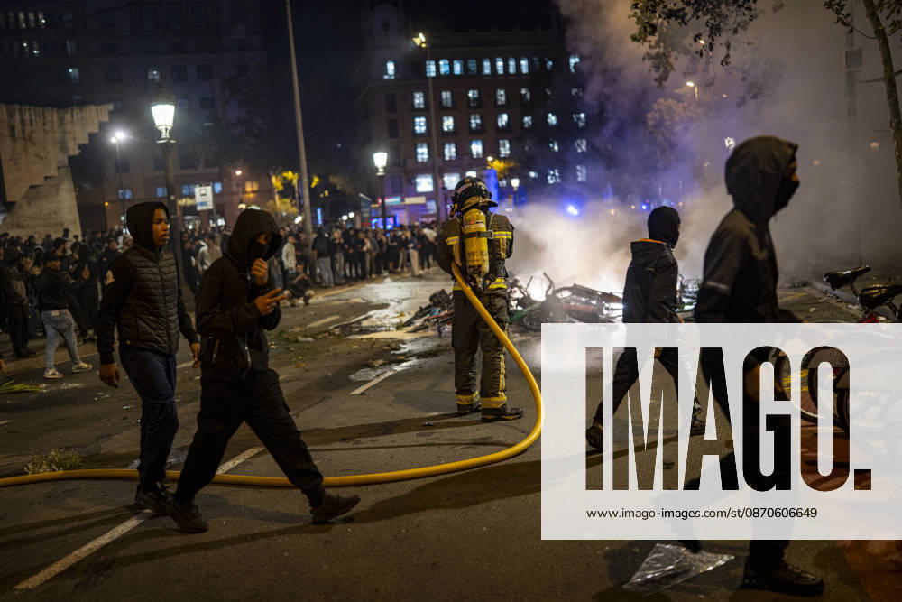 Police intervene during protest in Barcelona BARCELONA, SPAIN - OCTOBER 24: A youth protest organized through social media escalated into clashes with police, burning barricades and looting in central Barcelona, on October 24, 2026. Around 100 people, including 27 minors, were arrested after groups threw objects at police, set fire to rubbish containers and damaged shops around Placa de Catalunya, La Rambla and Ronda Universitat. Catalan President Salvador Illa condemned the violence and said those responsible would face consequences. Lorena Sopena Lopez Anadolu Barcelona Spain. Editorial use only. Please get in touch for any other usage.