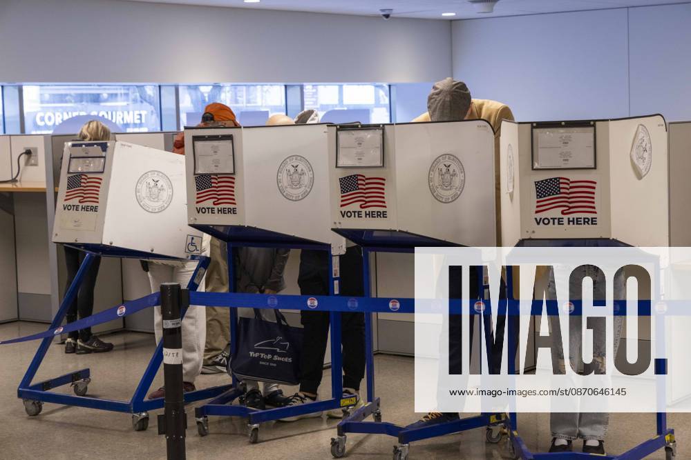 Lower Manhattan residents vote at the Borough of Manhattan Community College polling site in Tribeca on the first day of early voting for the midterm elections in New York. New York USA - ZUMAr174 20261024_znp_r174_001