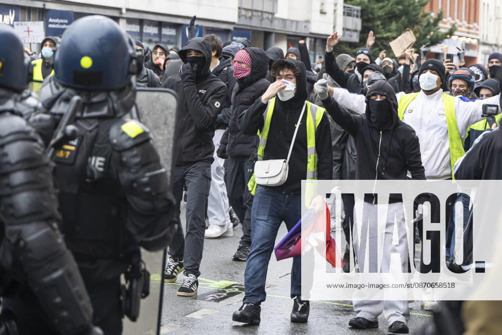 Clashes During The Yellow Vests Protest Act II - Lille Clashes during the demonstration in favor of purchasing power, the protection of public services, and fiscal and social justice, in Lille on October 24, 2026 as part of a nationwide call for mobilisation and protest bringing together former members of the Yellow Vest movement, labor unions, high school and university students. Photo by Sebastien Courdji ABACAPRESS.COM Lille nord France