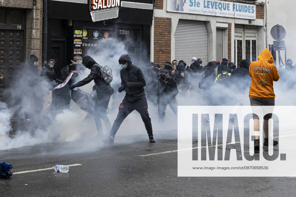 Clashes During The Yellow Vests Protest Act II - Lille Clashes during the demonstration in favor of purchasing power, the protection of public services, and fiscal and social justice, in Lille on October 24, 2026 as part of a nationwide call for mobilisation and protest bringing together former members of the Yellow Vest movement, labor unions, high school and university students. Photo by Sebastien Courdji ABACAPRESS.COM Lille nord France