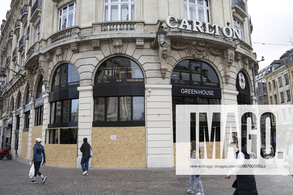 Shops Are Being Barricaded Ahead of The Demonstration - Lille Shops in Lille are boarded up with wooden panels ahead the demonstration in favor of purchasing power, the protection of public services, and fiscal and social justice, in Paris on October 24, 2026 as part of a nationwide call for mobilisation and protest bringing together former members of the Yellow Vest movement, labor unions, high school and university students. Photo by Sebastien Courdji ABACAPRESS.COM Lille nord France