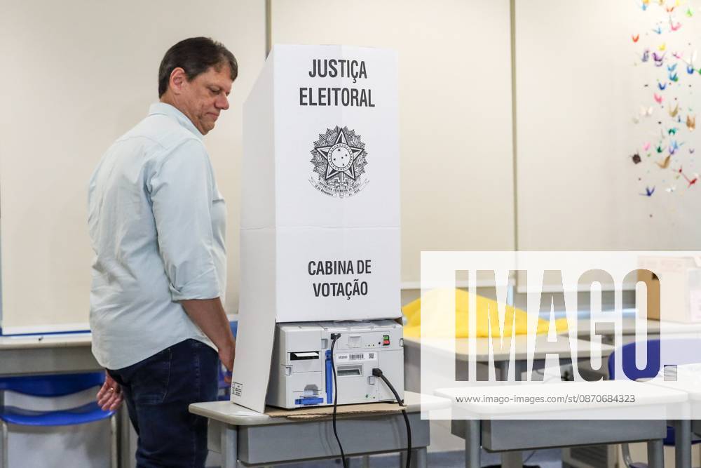 Sao Paulo governor Tarcisio de Freitas votes at the Miguel de Cervantes school. Re-elected governor of Sao Paulo, Tarcisio de Freitas, votes at the Miguel de Cervantes school, in the Morumbi neighborhood, southern region of Sao Paulo, this Sunday, October 25, 2026. Sao Paulo Sao Paulo Brasil