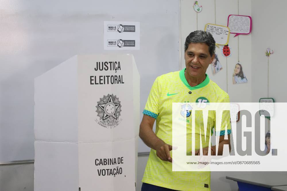 Election for governor in Espirito Santo. Vitoria, ES, October 25, 2026 - Politics - Ricardo Ferraco (MDB ES), governor of Espirito Santo and candidate for re-election, during voting at the school on Ilha Novo Mundo, in the Praia do Canto neighborhood, in Vitoria, this Sunday, the 25th.(Foto: Charles Sholl Brazil Photo Press Brazil Photo Press) INTERNATIONAL Vitoria corner beach Espirito Santo Brasil