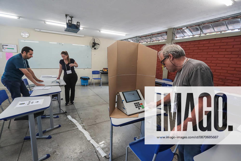 Preparation and organization of a polling station at the Maria Luiza Miranda Bastos State School, in the Planalto neighborhoodÃ¢â‚¬located in the northern zone of Belo Horizonte, Minas GeraisÃ¢â‚¬for the second round of the 2026 elections, along with the arrival of voters and the casting of ballots this Sunday, October 25, 2026. Belo Horizonte BRAZIL - ZUMAc236 20261025_znp_c236_033