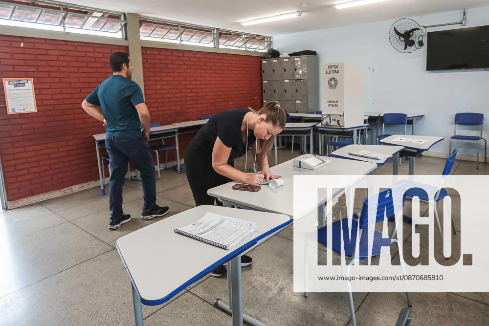 Preparation and organization of a polling station at the Maria Luiza Miranda Bastos State School, in the Planalto neighborhoodÃ¢â‚¬located in the northern zone of Belo Horizonte, Minas GeraisÃ¢â‚¬for the second round of the 2026 elections, along with the arrival of voters and the casting of ballots this Sunday, October 25, 2026. Belo Horizonte BRAZIL - ZUMAc236 20261025_znp_c236_054