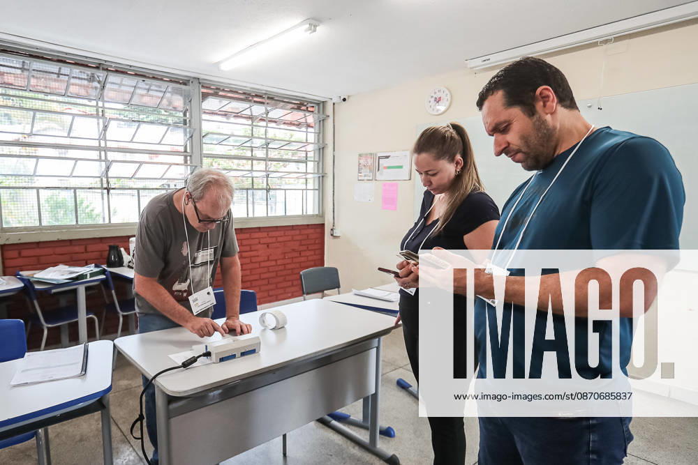 Preparation and organization of a polling station at the Maria Luiza Miranda Bastos State School, in the Planalto neighborhoodÃ¢â‚¬located in the northern zone of Belo Horizonte, Minas GeraisÃ¢â‚¬for the second round of the 2026 elections, along with the arrival of voters and the casting of ballots this Sunday, October 25, 2026. Belo Horizonte BRAZIL - ZUMAc236 20261025_znp_c236_023
