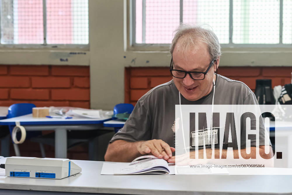 Preparation and organization of a polling station at the Maria Luiza Miranda Bastos State School, in the Planalto neighborhoodÃ¢â‚¬located in the northern zone of Belo Horizonte, Minas GeraisÃ¢â‚¬for the second round of the 2026 elections, along with the arrival of voters and the casting of ballots this Sunday, October 25, 2026. Belo Horizonte BRAZIL - ZUMAc236 20261025_znp_c236_053