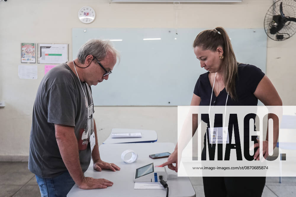 Preparation and organization of a polling station at the Maria Luiza Miranda Bastos State School, in the Planalto neighborhoodÃ¢â‚¬located in the northern zone of Belo Horizonte, Minas GeraisÃ¢â‚¬for the second round of the 2026 elections, along with the arrival of voters and the casting of ballots this Sunday, October 25, 2026. Belo Horizonte BRAZIL - ZUMAc236 20261025_znp_c236_058