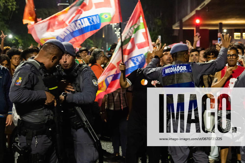 SãO PAULO, SP - 25.10.2026: ELECTION RESULTS ON PAULISTA AVENUE - Supporters of the Workers& 39; Party (PT) gathered on Paulista Avenue to follow the vote count of the second round of the 2026 elections on Sunday night. In the photo: police officers attempt to talk to PT supporters who are trying to march towards the FIESP building. x3039235x WalmorxCarvalho