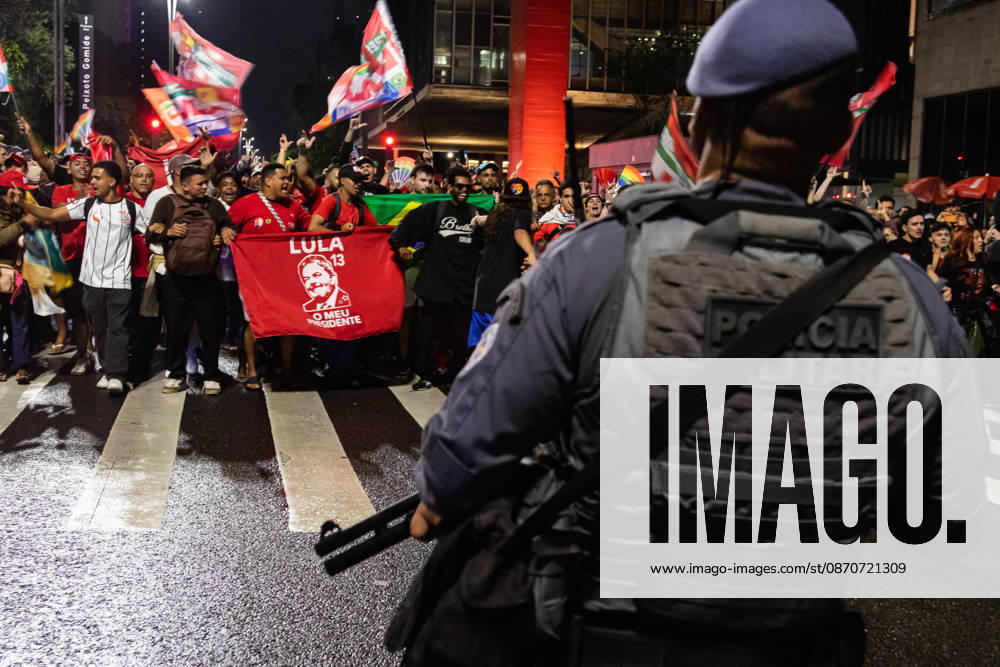 SãO PAULO, SP - 25.10.2026: ELECTION RESULTS ON PAULISTA AVENUE - Supporters of the Workers& 39; Party (PT) gathered on Paulista Avenue to follow the vote count for the second round of the 2026 elections on Sunday night. In the photo: after a dialogue with the Military Police, PT supporters march towards the CNN building to follow the vote count. x3039241x WalmorxCarvalho
