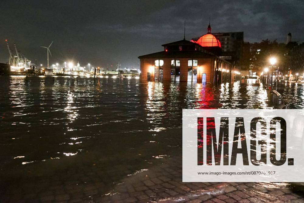 CNTV FLOODING: Fall flooding in the Port of Hamburg, the Hamburg Fish Market and the Oevelgoenne parking lot were flooded by the Elbe; the water stood about 50 cm high in the fish auction hall. Hamburg, October 26, 2026. The combination of a full moon and a storm surge caused the Elbe flooding in Hamburg, Germany.