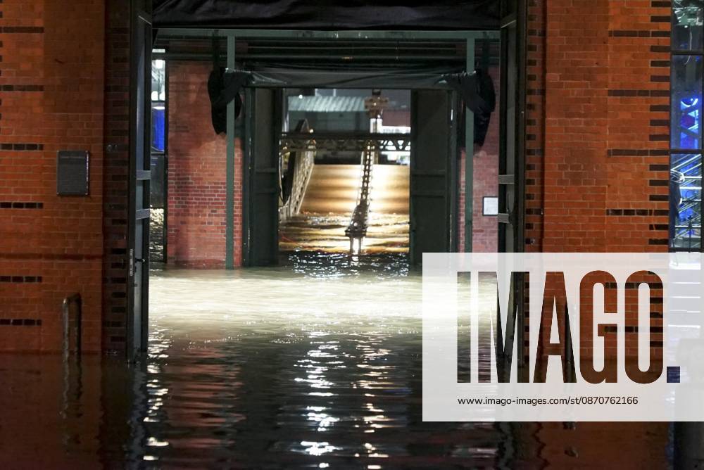 CNTV FLOODING: Fall flooding in the Port of Hamburg, the Hamburg Fish Market and the Oevelgoenne parking lot were flooded by the Elbe; the water stood about 50 cm high in the fish auction hall. Hamburg, October 26, 2026. The combination of a full moon and a storm surge caused the Elbe flooding in Hamburg, Germany.