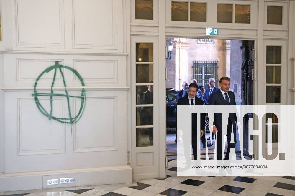 French President Emmanuel Macron Visits Marseille PHOTOPQR LA PROVENCE PHILIPPE LAURENSON MARSEILLE 10 26 2026 French President Emmanuel Macron visits Marseille following two Saturdays of demonstrations, including a chaotic October 17 in Marseille—here at City Hall, accompanied by Benoit Payan, mayor of Marseille. PHOTOS POOL French President Emmanuel Macron visits Marseille following two consecutive Saturdays of demonstrations, including chaotic scenes on October 17. MARSEILLE, MARSEILLE, France